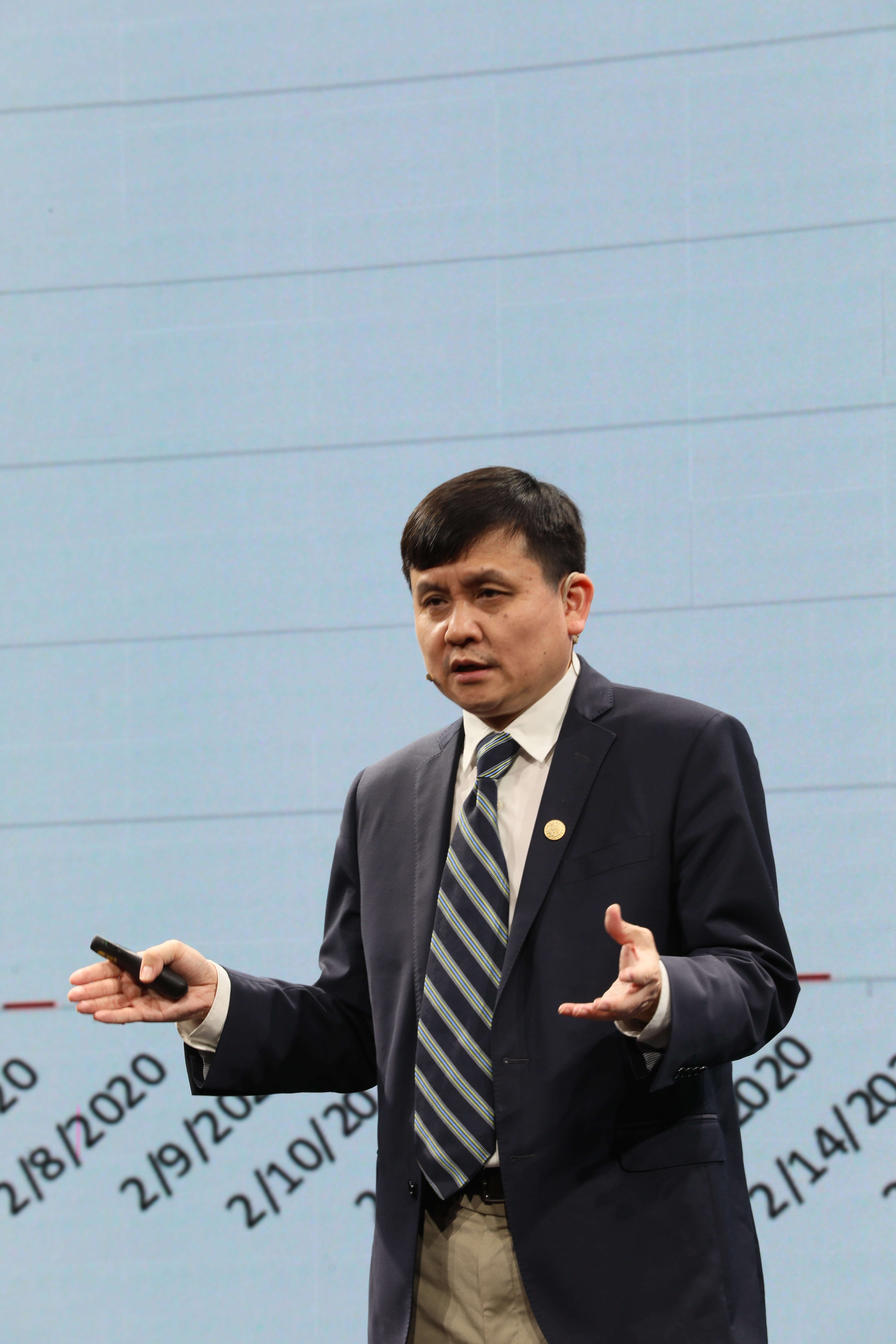 【张文宏谈走出疫情的关键,张文宏 关于防疫 我们该换思路了】